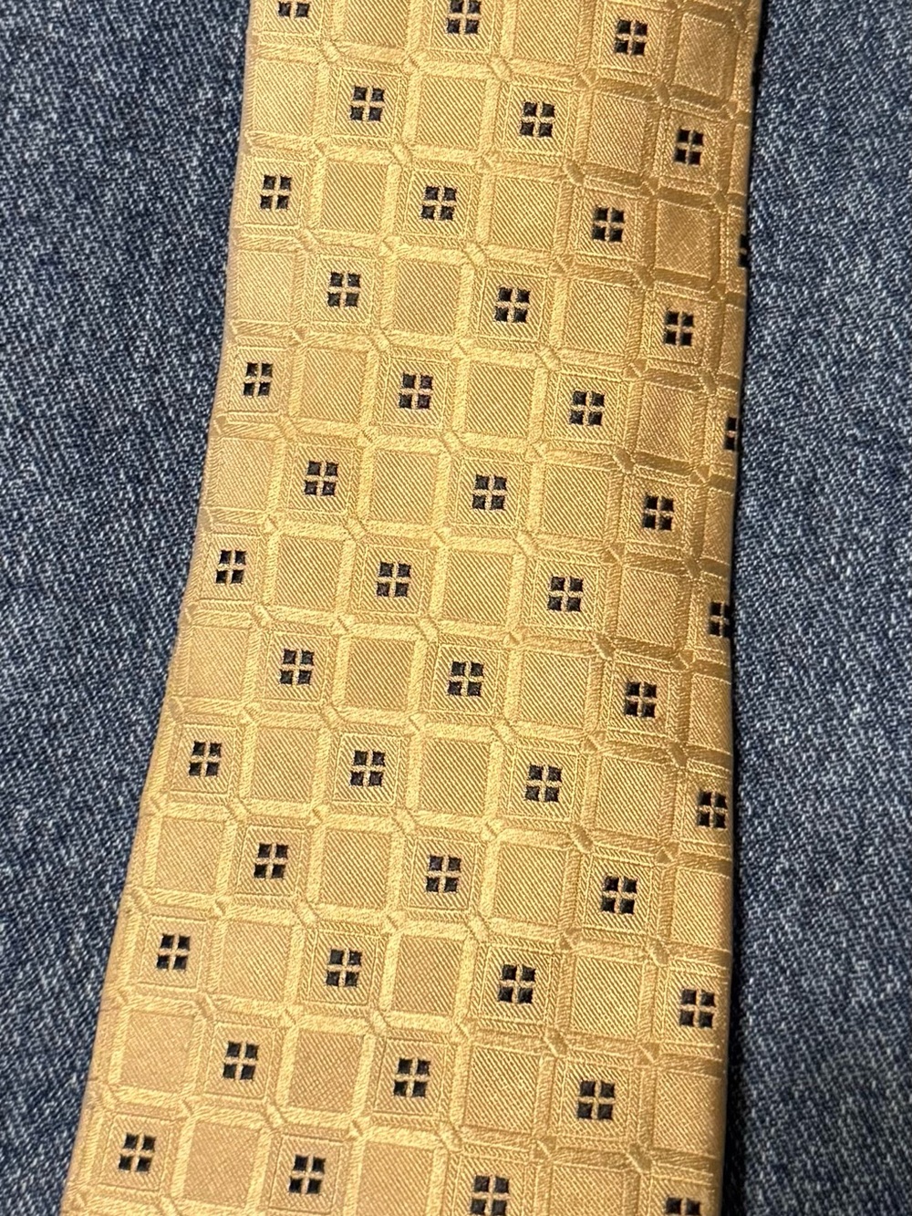 Roundtree & Yorke Gold Geometric Silk Tie